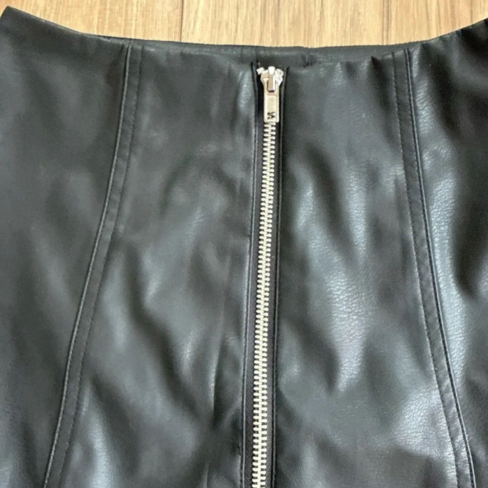 Divided By H.M  Womens  Faux Leather Mini Skirt  Black With Silver Zipper Size 0